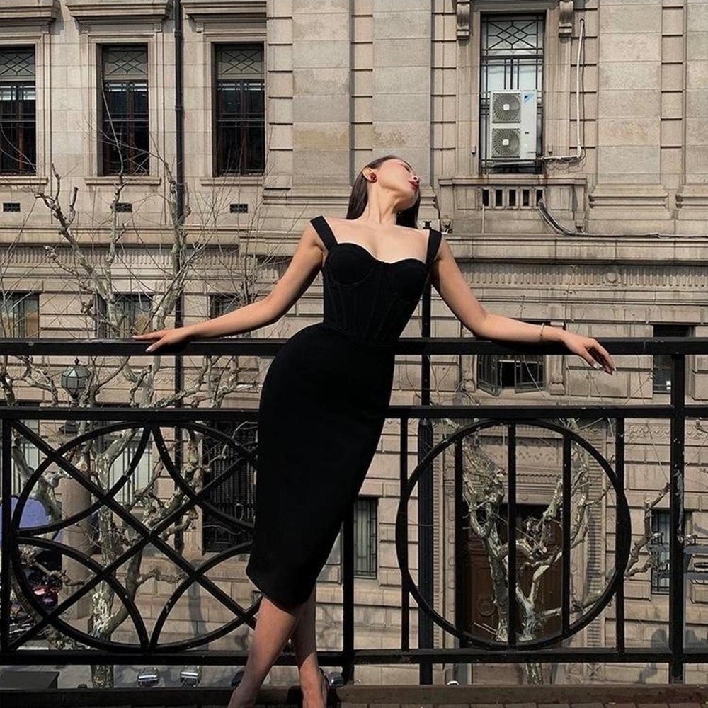 Elegant Form Fitting Black Midi Dress XS